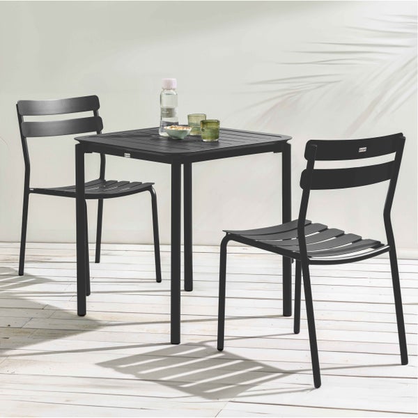 Schwarzes Gartenmöbel-Set bestehend aus einem quadratischen Tisch und zwei Stühlen mit Lattendesign auf einer hellen Holzterrasse.