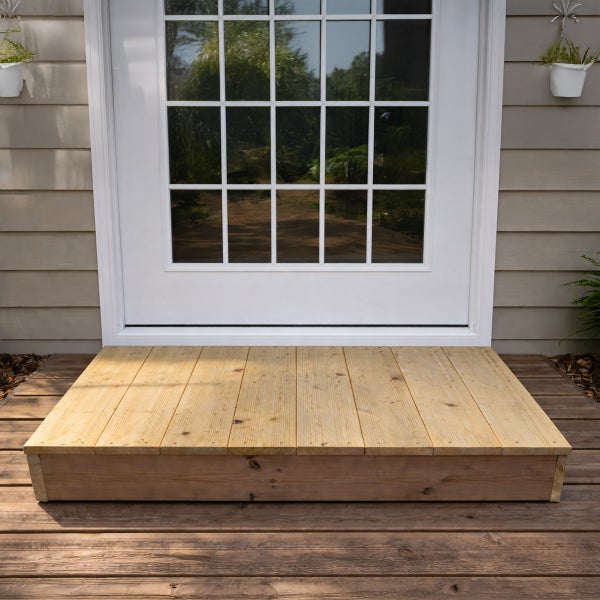 Holzpodest vor einer Haustür aus Glas mit Sprossen