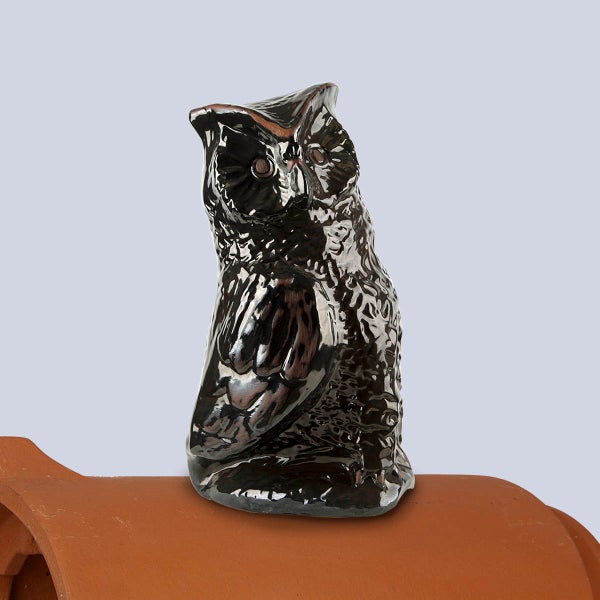 Firstfigur Eule aus Keramik für das Dach.