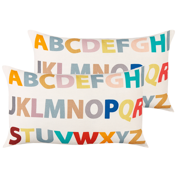 Verschiedene Raumaufteilungen mit Sofa, Sessel, Couchtisch und Teppich in unterschiedlichen Grössen.