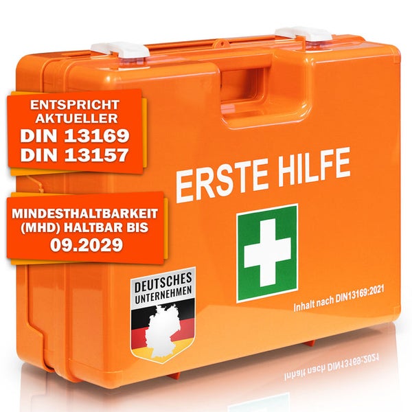 Orangefarbener Erste Hilfe Koffer mit Inhaltsangabe nach DIN 13169:2021, Mindesthaltbarkeit bis September 2029 und dem Hinweis, dass es sich um ein deutsches Unternehmen handelt.