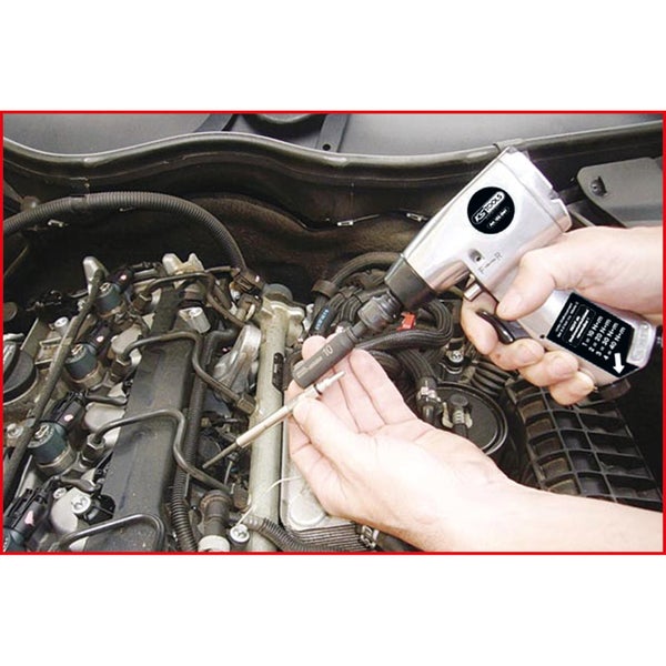 KS Tools Logo, Bediener wechselt eine Glühkerze mit einem Drehmoment-Schrauber am Motor