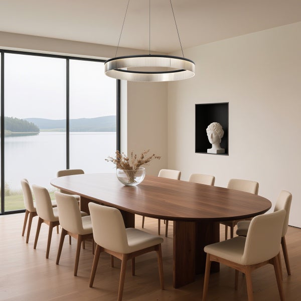 Esszimmer mit ovalem Holztisch, Stühlen, Ringförmiger Hängelampe und Fenster mit Seeblick
