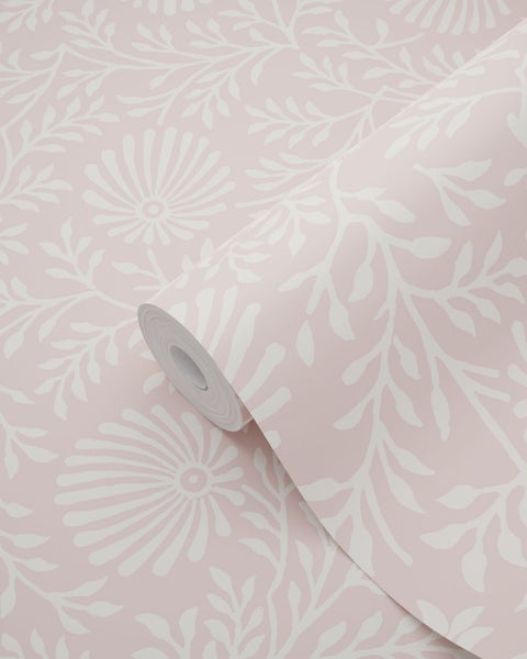 Tapetenrolle in Rosa mit weißem floralem Muster aus Blumen und Blättern.