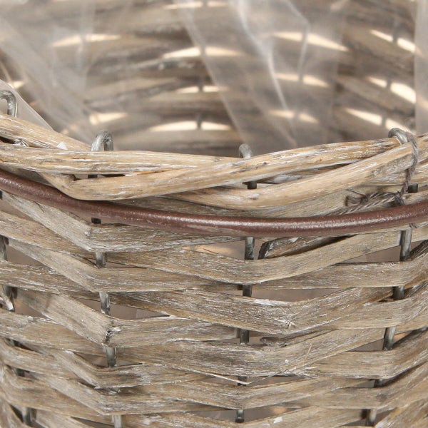 Detailansicht eines geflochtenen Pflanzgefäßes aus Rattan