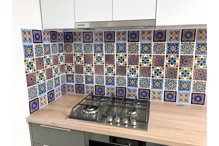 Küchenszene mit Fliesenaufklebern als Spritzschutz hinter dem Kochfeld