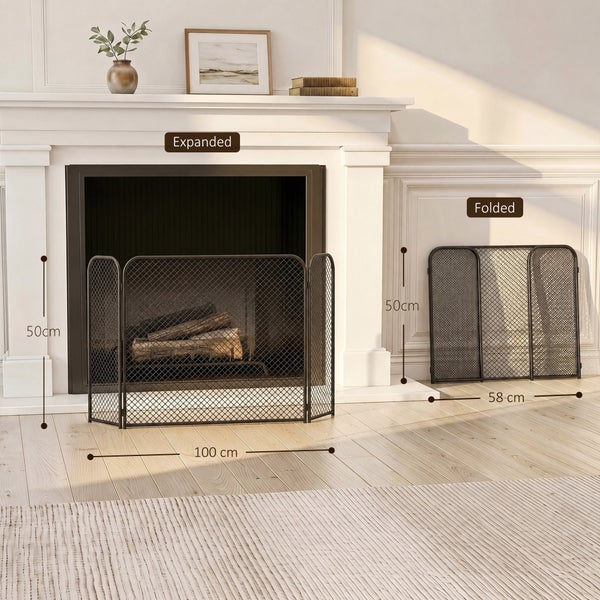 Dreiteiliger klappbarer Funkenschutz für den Kamin aus Metallgitter vor einem rustikalen Kamin mit Holzverkleidung.