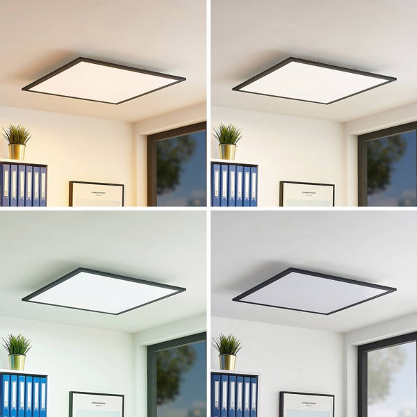 Quadratisches LED-Panel mit schwarzem Rahmen, montiert an einer Zimmerdecke, Darstellung von vier verschiedenen Farbtemperaturen im Vergleich.