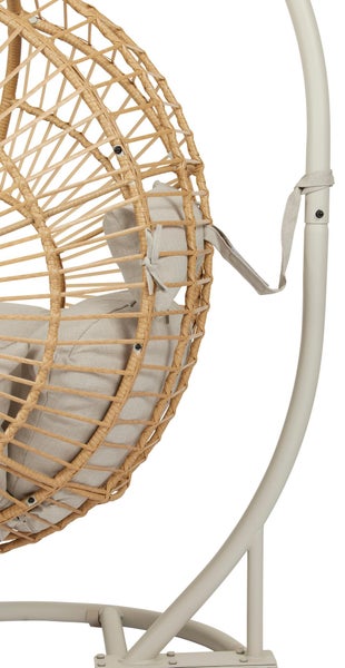 Detailansicht eines Hängesessels in Rattan-Optik mit Kissen und einem stabilen Metallgestell.