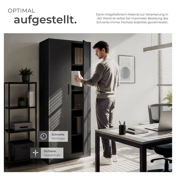 Ein Mann stellt einen Aktenordner in einen hohen Metallschrank in einem hellen Büro. Symbole für schnelle Montage und sicheren Kippschutz.
