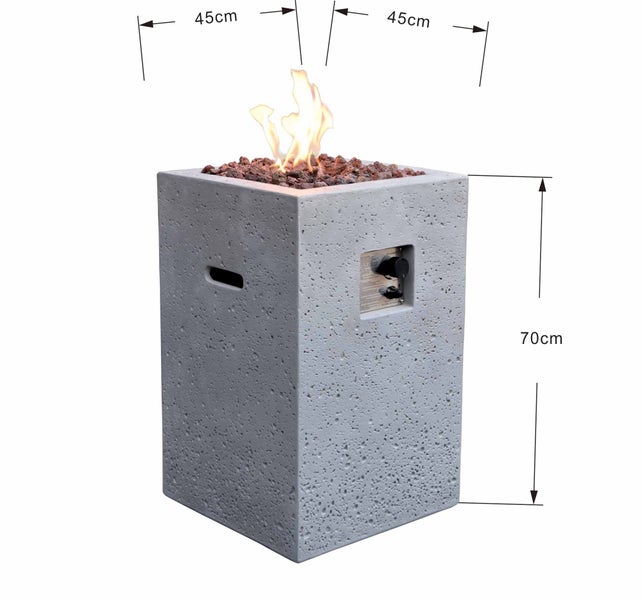 Gas-Feuersäule in Betonoptik mit Flamme, Maße 45 mal 45 mal 70 Zentimeter.