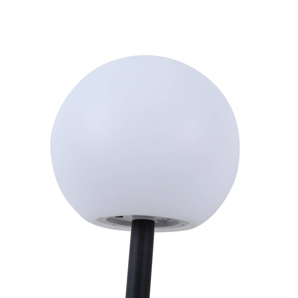 Kugelförmige Außenleuchte mit weißem Schirm und schwarzem Standrohr.