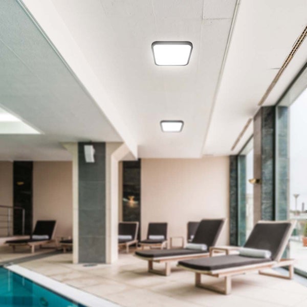Deckenleuchte im Wellnessbereich mit Liegen und Pool