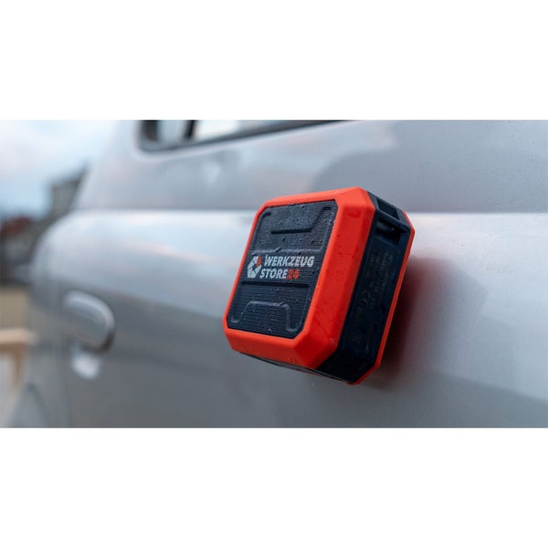 Schwarzer Werkzeugwagen mit Rollen und Lochwand