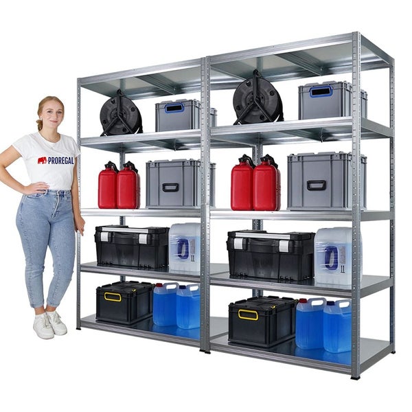 Zwei Regale mit vier Etagen gefüllt mit Aufbewahrungsboxen, Kabeltrommel und Kanistern.