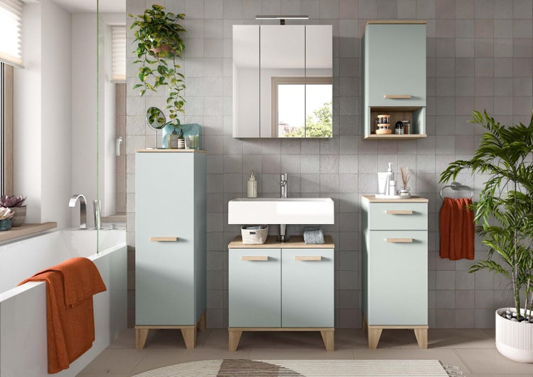 Modernes Badezimmermöbel Set in skandinavischem Stil mit Waschtisch, Spiegelschrank und verschiedenen Hochschränken vor einer gefliesten Wand.