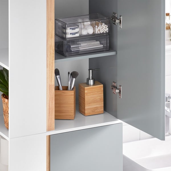 Badezimmerschrank mit Kosmetikprodukten und Aufbewahrungsboxen