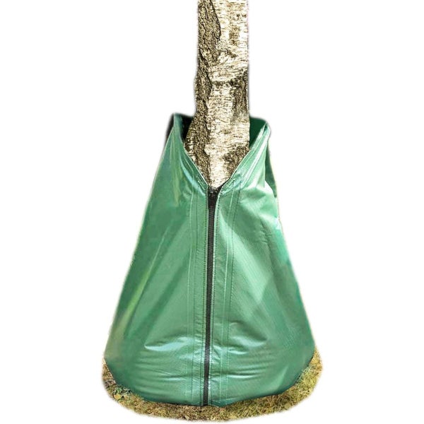 Grüner Baumbewässerungssack mit Reißverschluss aus verstärktem Material um einen Baumstamm.