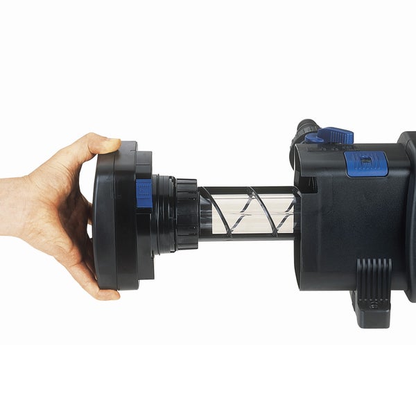 Eine Hand zieht die Ultraviolett-C-Einheit aus einem schwarzen Teichfilter zur Wartung oder Reinigung heraus.