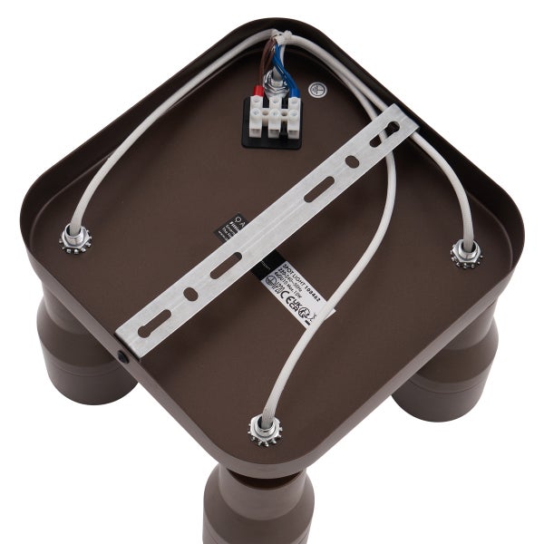 Unterseite einer Deckenleuchte mit Anschlussklemmen und Montagebügel