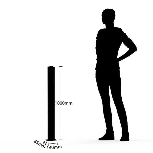 Eine schwarze Pollerleuchte im Größenvergleich zu einer Person. Maße: 1000 Millimeter Höhe, 140 Millimeter Breite und 85 Millimeter Tiefe.