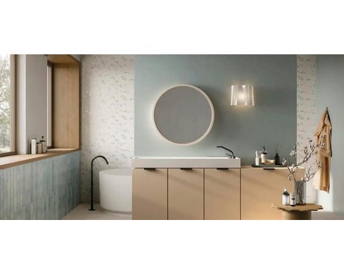 Modernes, helles Badezimmer mit Holz-Waschtisch, weißem Waschbecken, rundem Spiegel und freistehender Badewanne. Minimalistischer Stil.