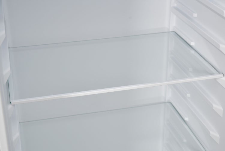 Innenraum eines Kühlschranks mit Glasablage