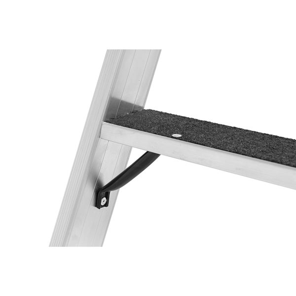 Detailansicht einer Aluminium-Trittleiter mit einer Stufe mit Anti-Rutsch-Belag.
