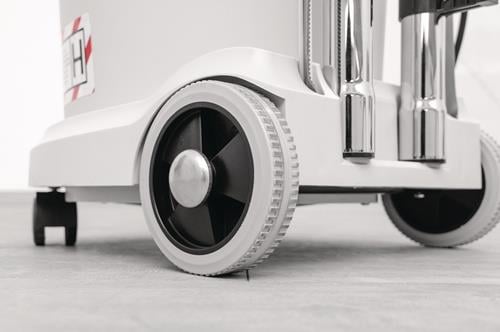 Detailansicht der Räder eines Reinigungsgeräts