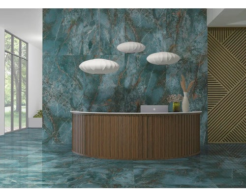 Elegantes Interieur mit Rezeption, Wand- und Bodenfliesen in Marmoroptik und dekorativen Lampen