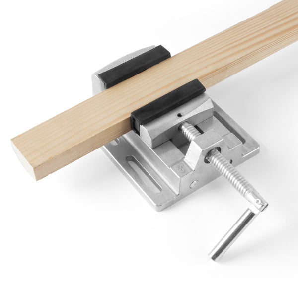 Maschinenschraubstock aus Metall mit Gummischutzbacken fixiert eine Holzleiste.