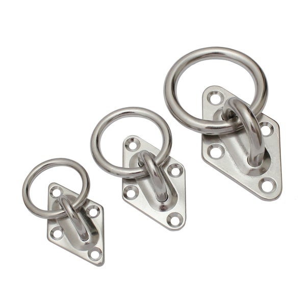 Drei verschieden große Augplatten aus Metall mit beweglichem Ring und rautenförmiger Montageplatte.