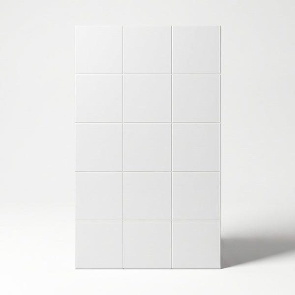 Quadratische Wandfliesen in einem Verband verlegt