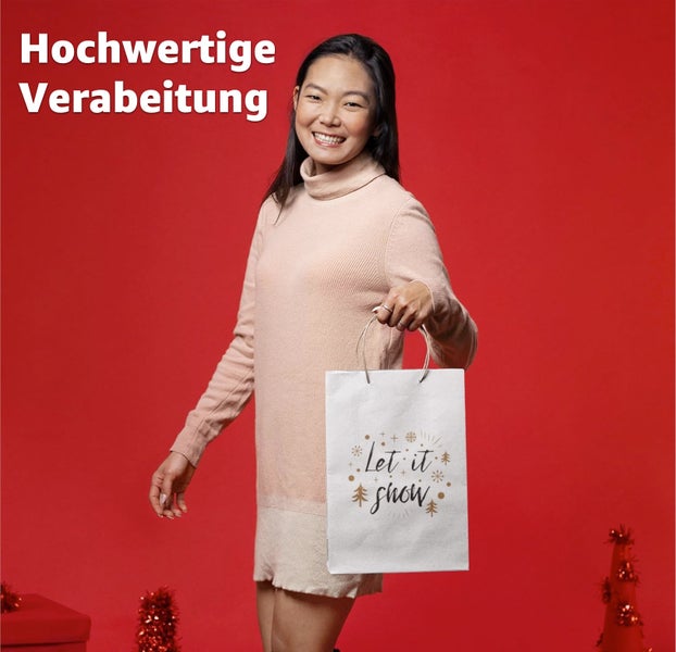 Frau hält eine Papiertragetasche mit der Aufschrift Let it snow