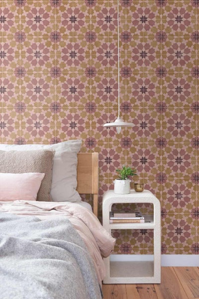 Vliestapete mit orientalischem Sternenmuster im Schlafzimmer mit Bett, Beistelltisch und Hängeleuchte.