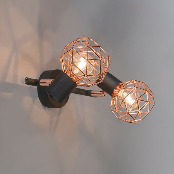 Wandleuchte mit zwei geometrischen Lampenschirmen