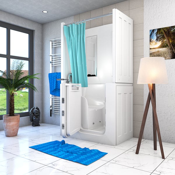 Helles Badezimmer mit einer barrierefreien Sitzbadewanne mit Tür, integriertem Sitz, Duschvorhang und Handtuchheizkörper.