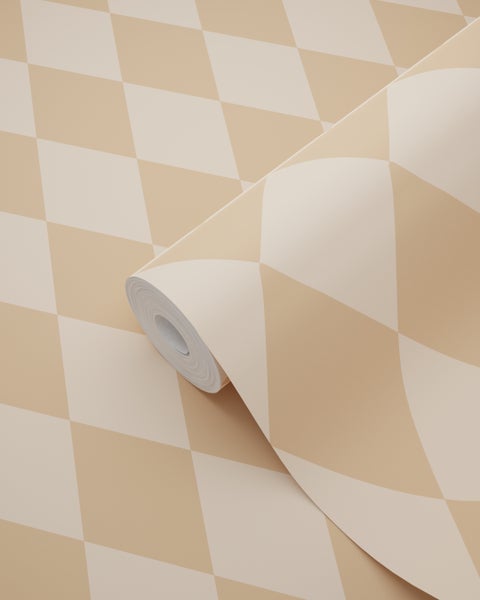 Vliestapete mit Rautenmuster in Beige und Creme, teilweise ausgerollt.