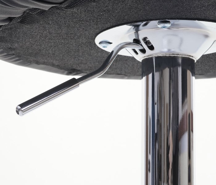 Detailansicht eines Barhockers mit Höhenverstellmechanismus