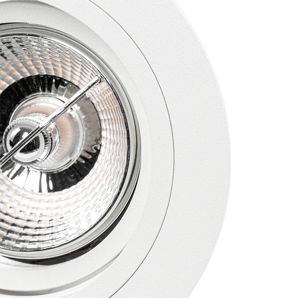 Nahaufnahme eines runden Einbaustrahlers mit weißem Rahmen und strukturiertem Reflektor.