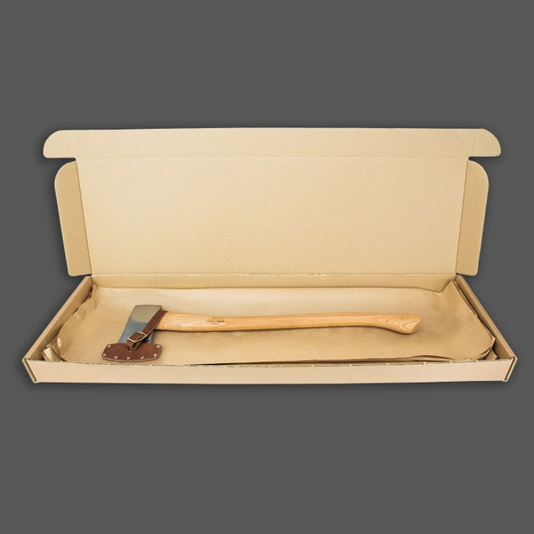 Helko Werk Axt mit Holzstiel und Lederschneidenschutz im geöffneten Versandkarton.