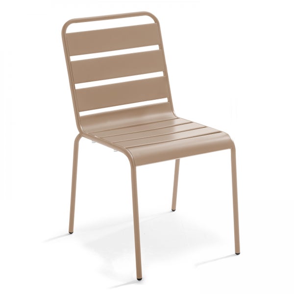 Stapelbarer Gartenstuhl aus Metall in Beige mit Lattenoptik an Sitzfläche und Rückenlehne.