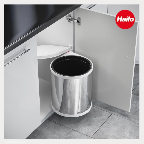 Hailo Einbaumülleimer aus Edelstahl, schwenkbar in einem weißen Küchenunterschrank montiert. Hailo Logo.