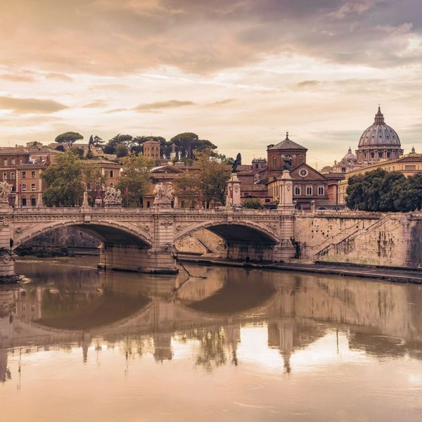 Blick auf Rom mit Tiber und Brücke