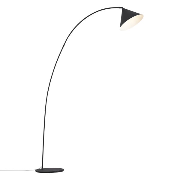 Schwarze Bogenstehlampe aus Metall mit rundem Standfuß und konischem Lampenschirm.