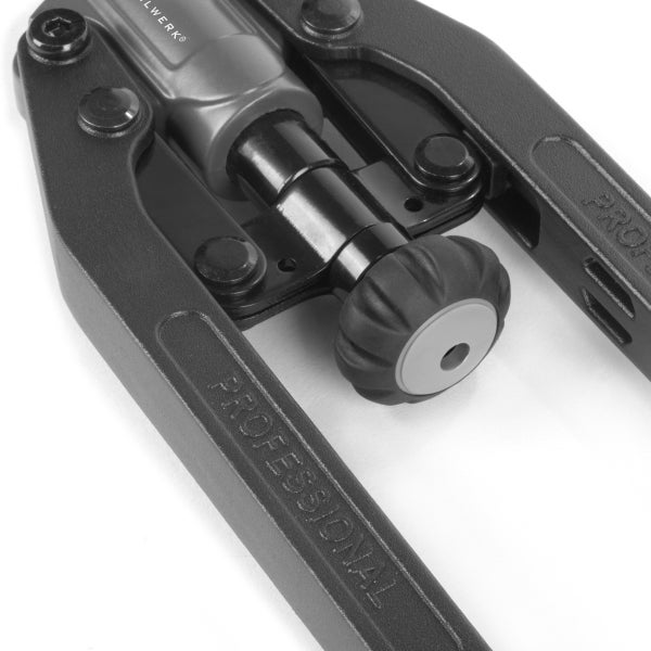 Nahaufnahme einer professionellen Nietzange mit Einstellrad und robusten Metallgriffen.