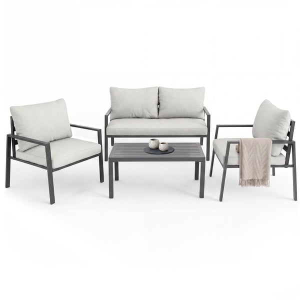 Garten-Lounge-Set bestehend aus einem Zweisitzer-Sofa, zwei Sesseln und einem rechteckigen Couchtisch mit Metallgestell und hellen Polstern.