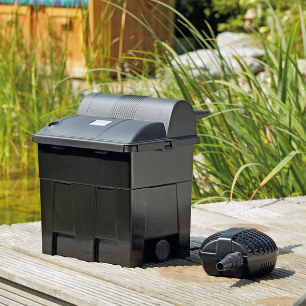 Oase Teichfilter-Set mit Durchlauffilter und Filterpumpe auf einem Holzsteg an einem bepflanzten Gartenteich.
