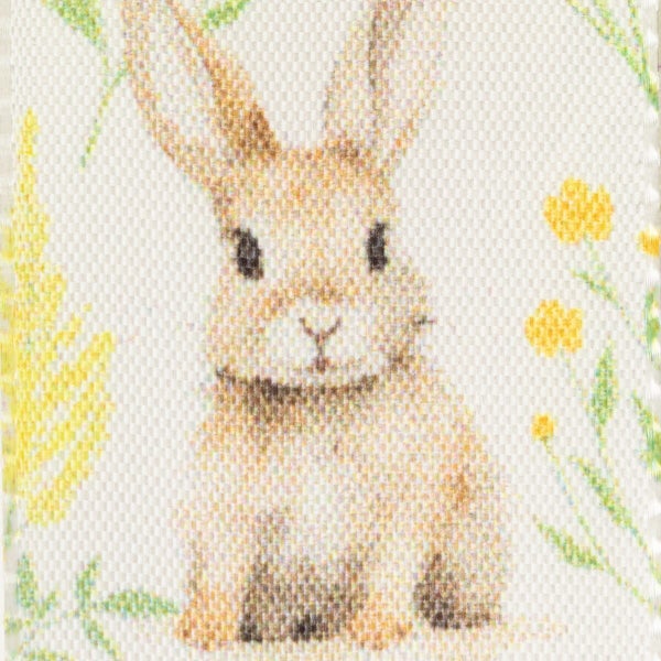 Dekoratives Textilband mit einem aufgedruckten Hasenmotiv und floralen Details für die Osterdekoration.
