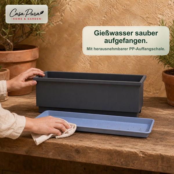 Rechteckiger Blumenkasten aus Kunststoff mit herausnehmbarer Auffangschale für Gießwasser von Casa Pura auf einem Holztisch.